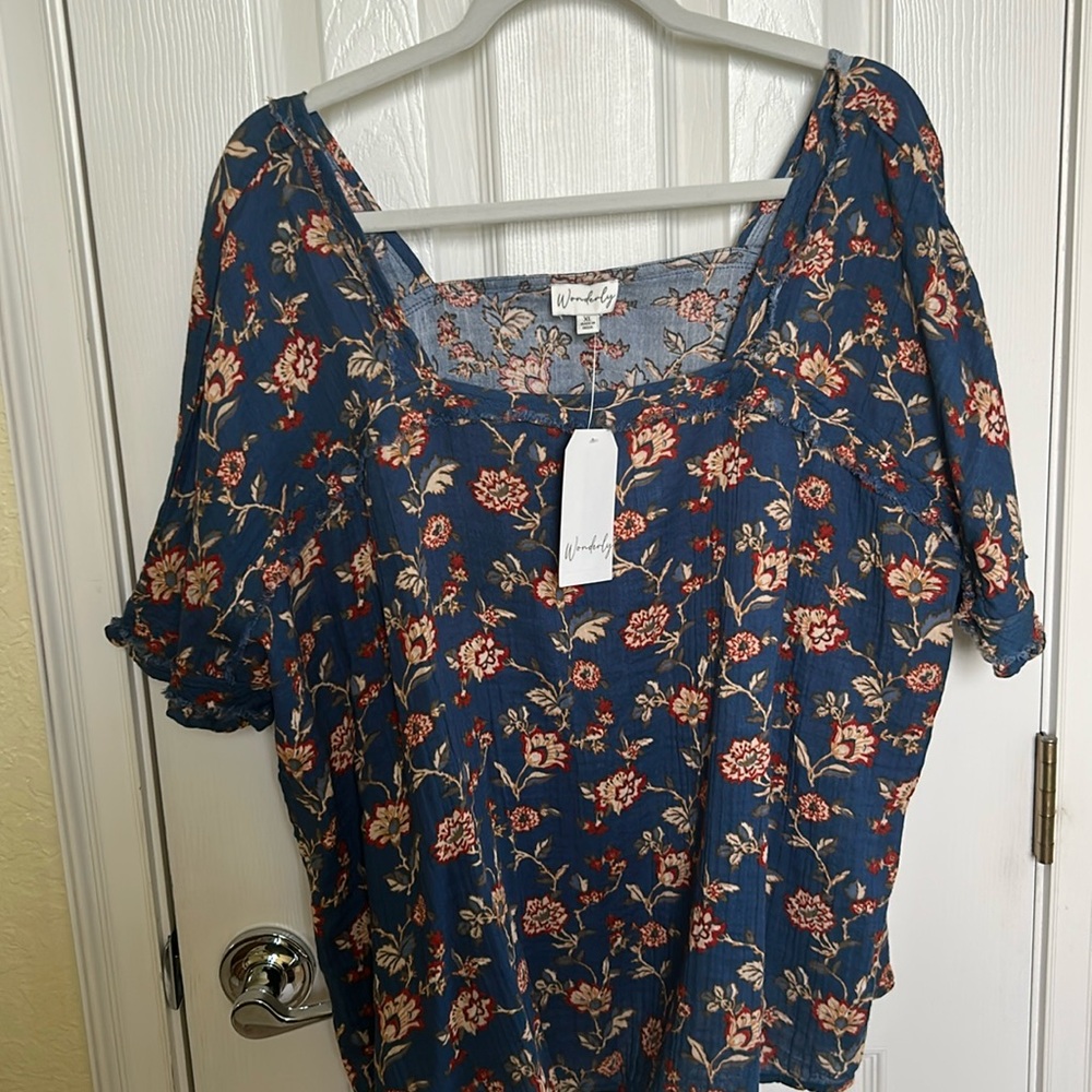 NWT floral size XL on or off shoulder Wonderly casual top.